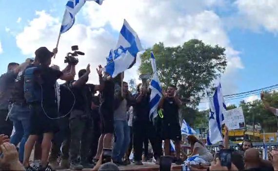 השמאל שרף את המדינה, ועכשיו מתלונן על ריח העשן