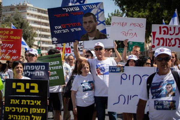 עשור אחרי שנחטף: אימו של החייל החטוף בבקשה אחרונה