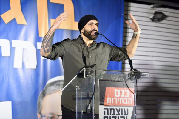 'הצל' קיבל דרגות קצונה במשטרה ועורר את זעם המחאה