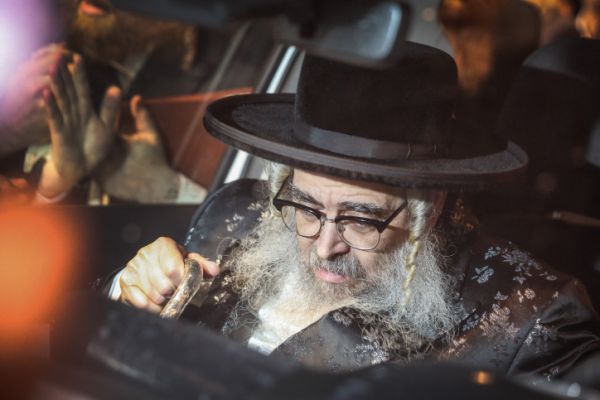 הרבי מסאטמר: נתניהו מפקיר יהודים כדי להמשיך לשלוט