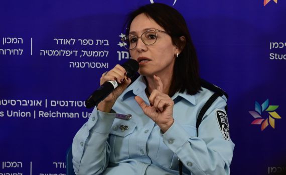 ראש אגף המבצעים במשטרה הודיעה על פרישה