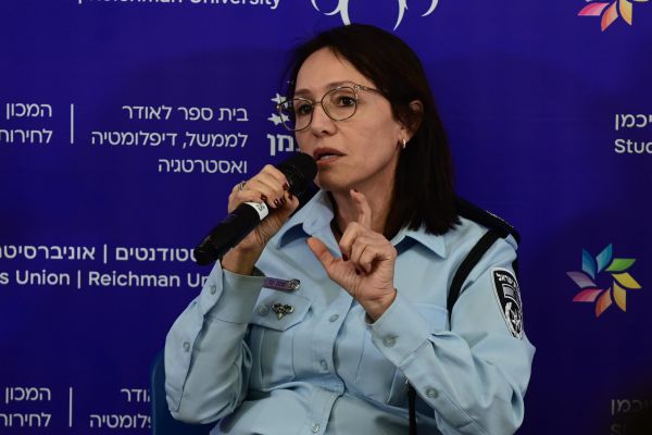 ראש אגף המבצעים במשטרה הודיעה על פרישה