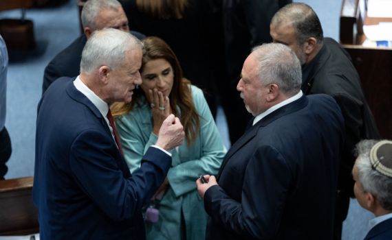 סקר: גנץ בשפל; זו המפלגה שהפכה ללשון מאזניים