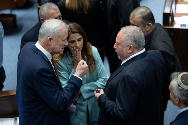 סקר: גנץ בשפל; זו המפלגה שהפכה ללשון מאזניים