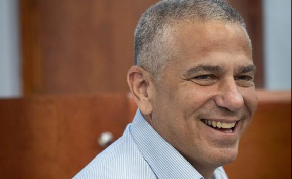 עיתונאי כאן 11 מלגלג: "הקטע שהליצן ינון מגל לא מראה לכם"