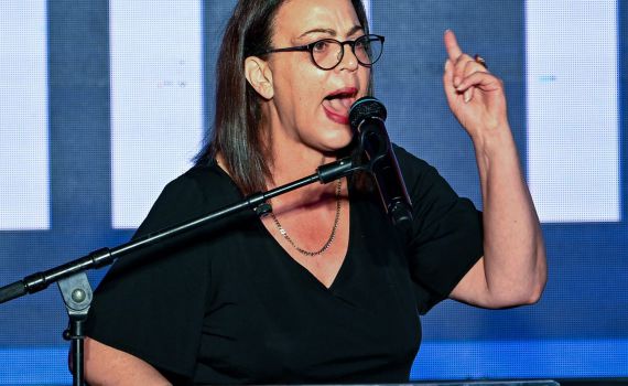 דיסטל תקפה את אחים לנשק: "ידיים מגואלות בדם"