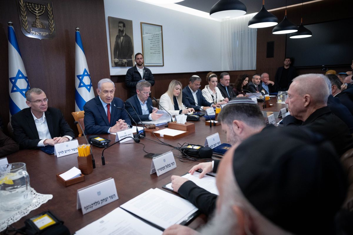 איך משתמטים העזו להרים יד להארכת שירות של בנינו?