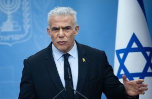 בין מיתוג למהות: המלחמה של לפיד על תג ה"ימין" | גיא עזרא