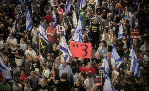 אם החייל חטוף חשפה: "קיבלתי ממנו אות חיים"