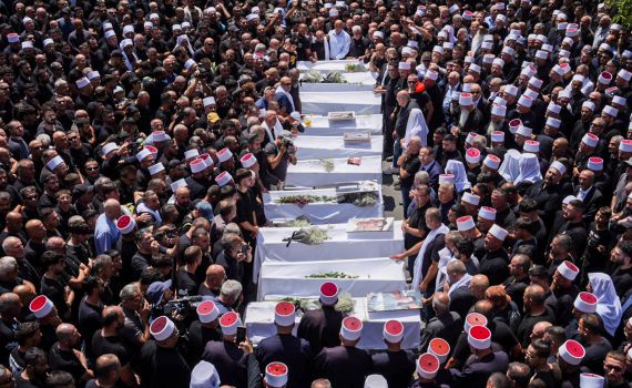 אלפים בהלוויית הילדים שנרצחו במגרש הכדורגל