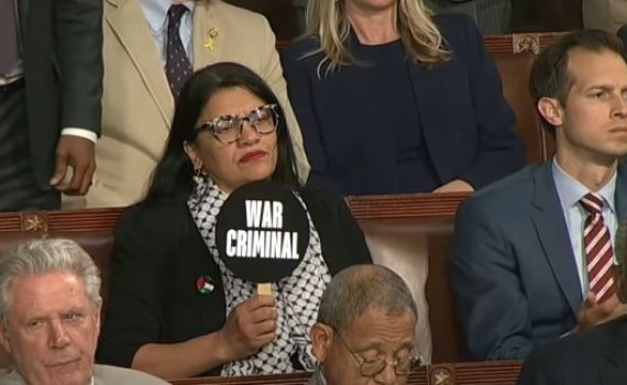 בזמן הנאום: חברת הקונגרס הניפה שלט "פושע מלחמה"