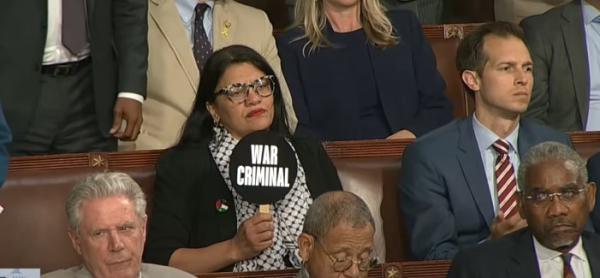 בזמן הנאום: חברת הקונגרס הניפה שלט "פושע מלחמה"