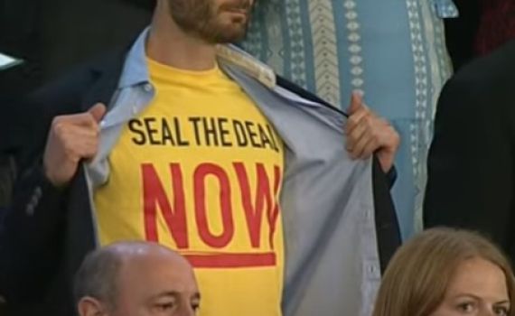 מחאה בנאום: חשפו חולצות בקריאה לעסקה, והורחקו