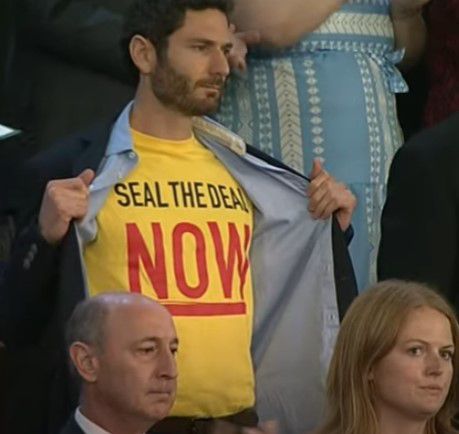 מחאה בנאום: חשפו חולצות בקריאה לעסקה, והורחקו