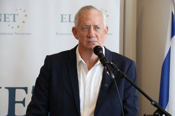 גנץ לשגרירי אירופה: לבנון הולכת לשלם מחיר בקרוב