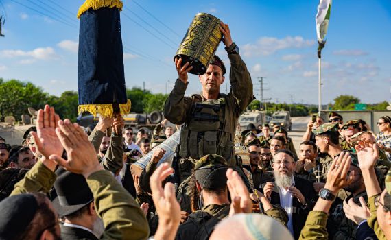 תמונת ניצחון: מאות לוחמים בהכנסת ספר תורה על גבול הרצועה