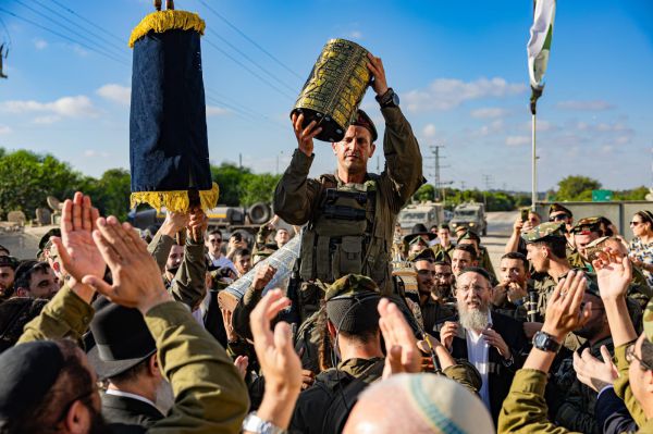 תמונת ניצחון: מאות לוחמים בהכנסת ספר תורה על גבול הרצועה