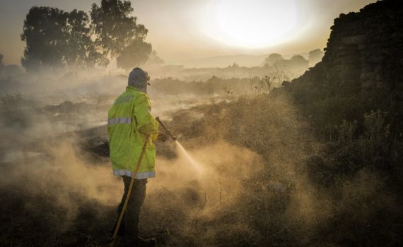כתוצאה מנפילת רקטות: שריפת ענק מתפשטת בגולן