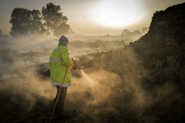 כתוצאה מנפילת רקטות: שריפת ענק מתפשטת בגולן