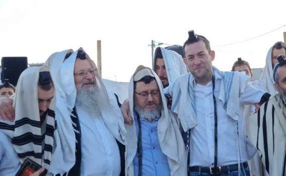 לאחר הסדרת הישוב אביתר: תפילת ר"ח עם הרב שמואל אליהו