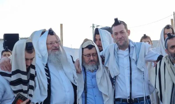 לאחר הסדרת הישוב אביתר: תפילת ר"ח עם הרב שמואל אליהו