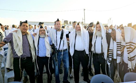 שבוע לאחר ההסדרה: אלפים בתפילת ר"ח באביתר