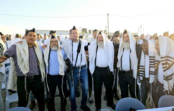 שבוע לאחר ההסדרה: אלפים בתפילת ר"ח באביתר