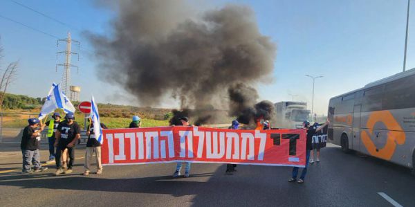 קומץ פעילי מחאה חוסמים את כביש 4 ליד הוד השרון