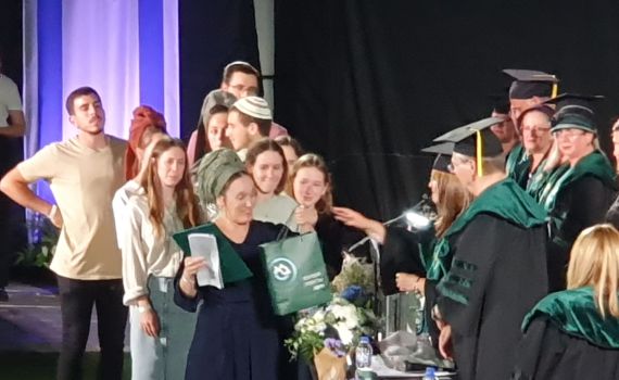 חודש אחרי נפילתו: אלמנתו של אילון ויס קיבלה תואר בשמו