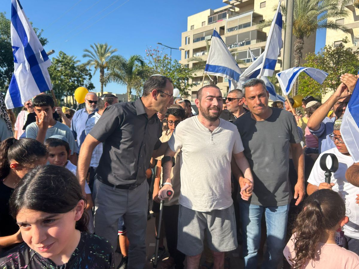 צפו: כך התקבל בשדרות לוחם השיריון שנפצע קשה