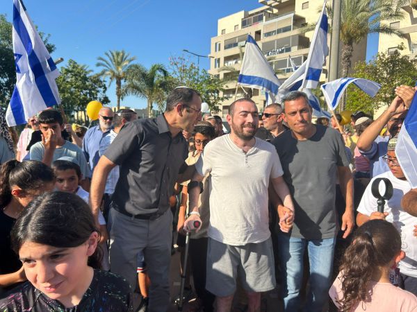 צפו: כך התקבל בשדרות לוחם השיריון שנפצע קשה