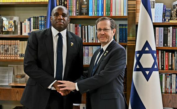 שר החוץ הבריטי להרצוג: מקווה שנראה הפסקת אש בקרוב