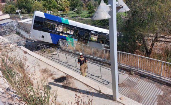 ירושלים: אוטובוס התדרדר לוואדי סמוך לגן החיות התנ"כי