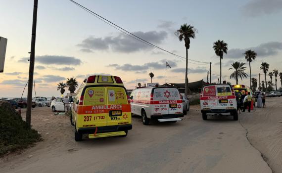 טביעה בחוף מכמורת: שניים פונו במצב קשה