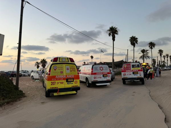 טביעה בחוף מכמורת: שניים פונו במצב קשה