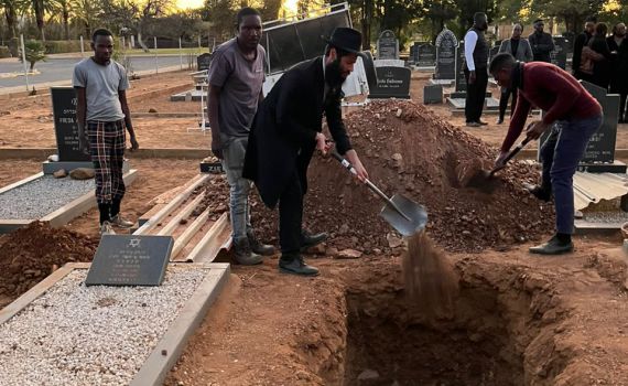 נצר אחרון לשואה: זקן יהודי נמיביה הובא לקבורה