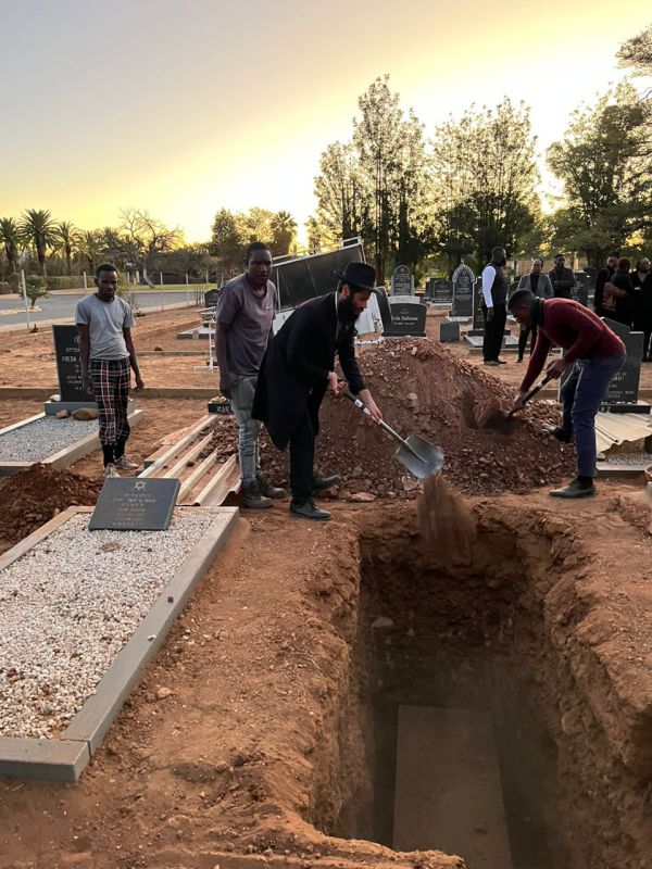 נצר אחרון לשואה: זקן יהודי נמיביה הובא לקבורה