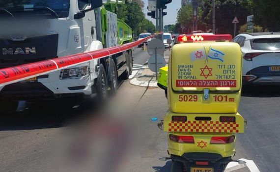 אישה בת 78 נהרגה מפגיעת משאית בתל אביב