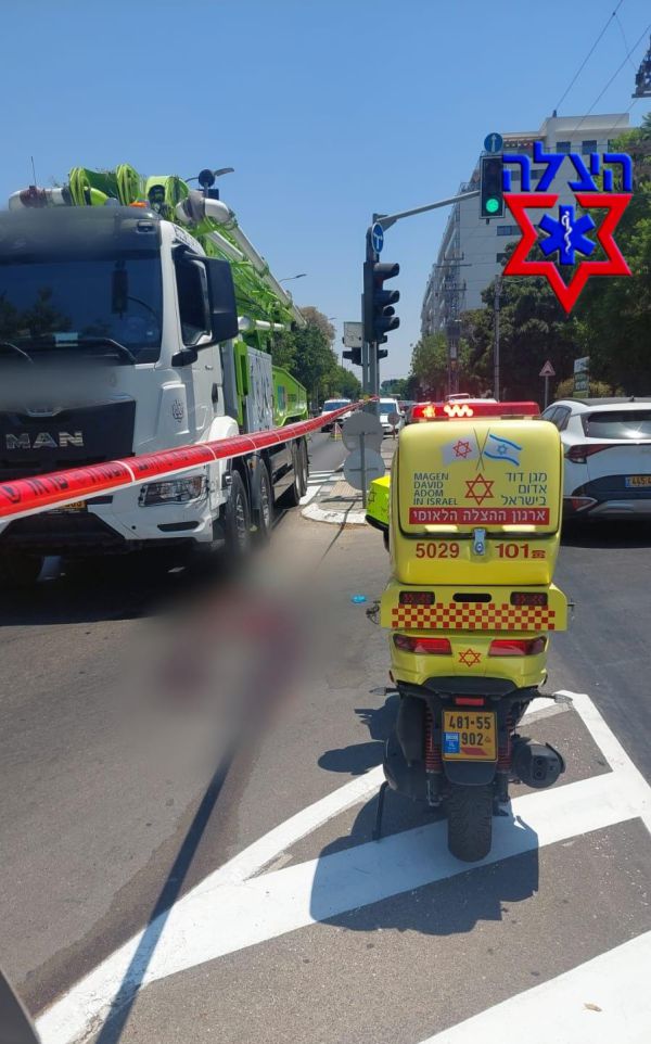 אישה בת 78 נהרגה מפגיעת משאית בתל אביב