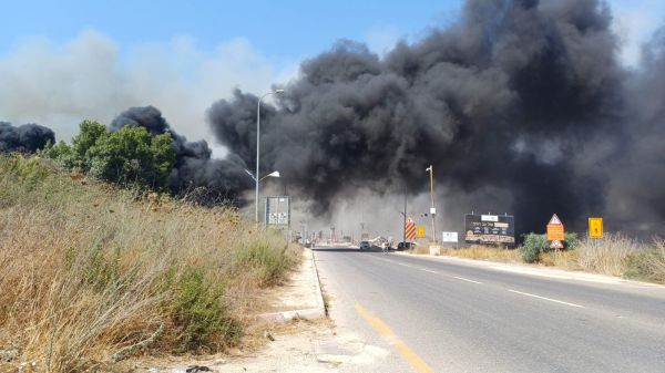 האש מתפשטת לעבר המפעלים: שריפה פרצה סמוך לגבעת רונן