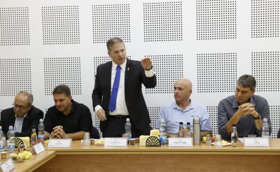 בצל המלחמה בצפון: פגישה בין משרד החינוך לשלטון המקומי