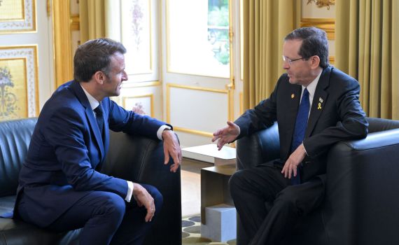 צרפת: בן 15 נעצר לאחר שאיים על חייו של הרצוג