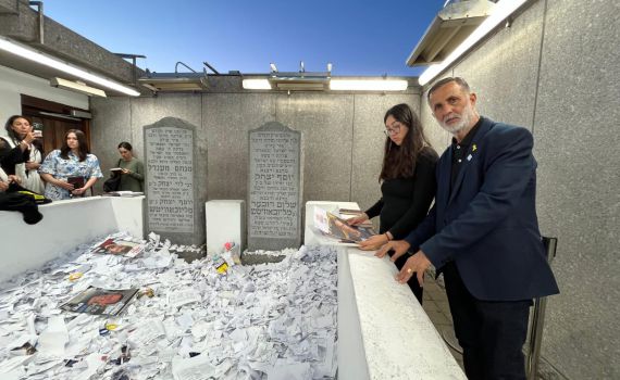 צפו: נועה ארגמני ומשפחות החטופים בתפילת הודיה