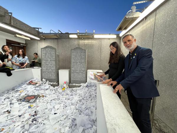 צפו: נועה ארגמני ומשפחות החטופים בתפילת הודיה