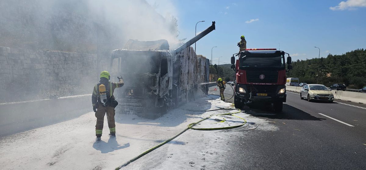 לאחר 6 שעות: הושגה שליטה על השריפה בכביש 1