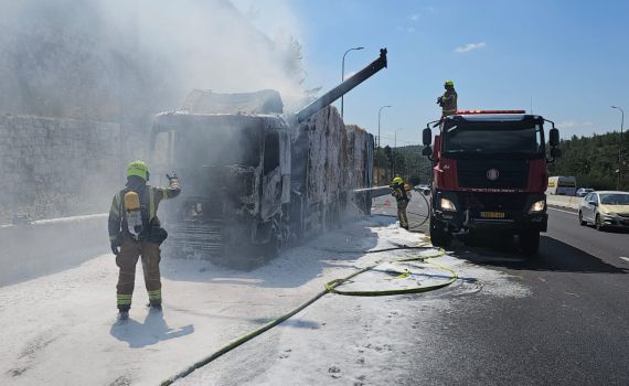 לאחר 6 שעות: הושגה שליטה על השריפה בכביש 1