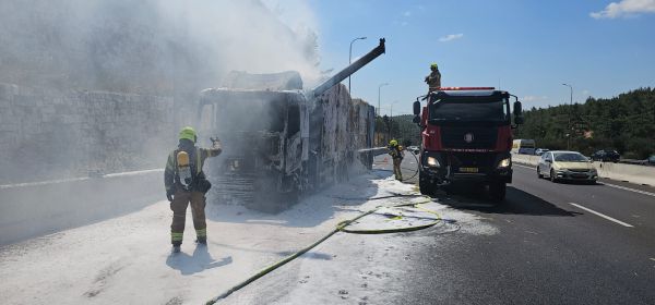 לאחר 6 שעות: הושגה שליטה על השריפה בכביש 1