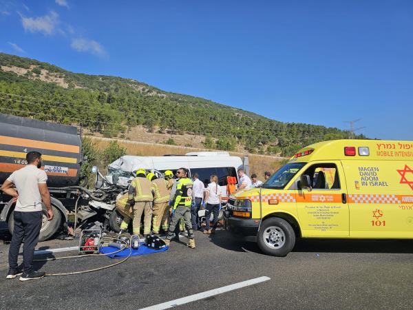 15 פצועים, בהם 3 קשה, בתאונת דרכים בכביש 6