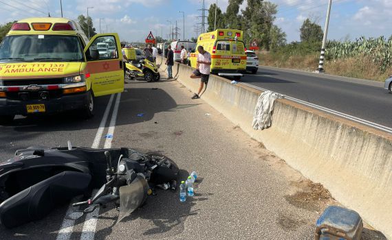 צומת הטייסים: רוכב אופנוע נפגע מרכב, מצבו קשה