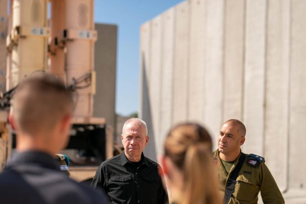שוב מתקפל? גלנט: "אנחנו לא רוצים מלחמה"